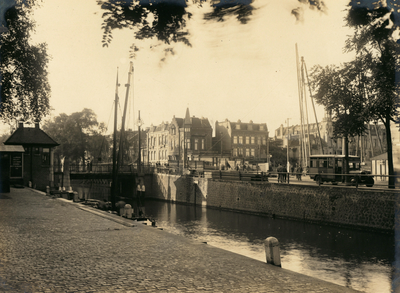 40650 Gezicht op de Stadsbuitengracht te Utrecht, vanaf de Catharijnekade, met links de Catharijnebrug en op de ...